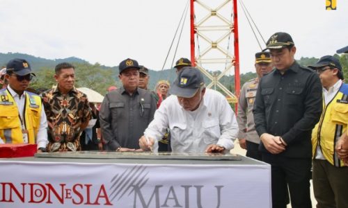 Menteri Basuki Bersama Ketua Komisi V DPR RI Resmikan Jembatan Gantung Kareho di Kalimantan Barat